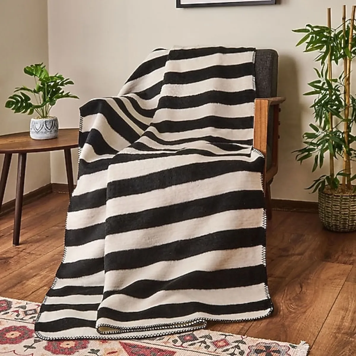 Evidea Soft Çizgili Siyah-Beyaz 130x170 cm TV Battaniyesi